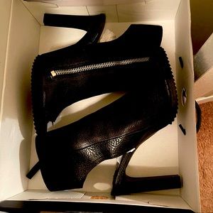 Dkny very very beautiful and comfortable worn once